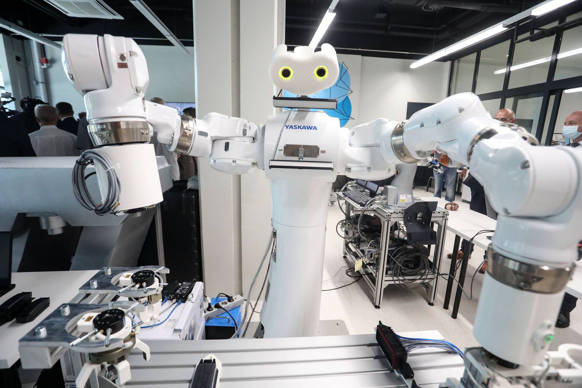 Centar izvrsnosti na strojarstvu: Robotski pas Čip bez greške poveo premijera u budućnost