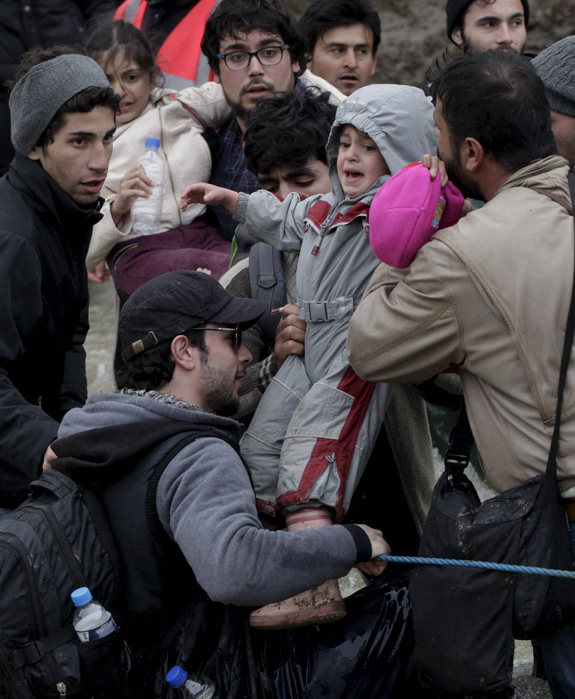 Kaos na grčkoj granici: Stotine migranata  probile kroz ogradu