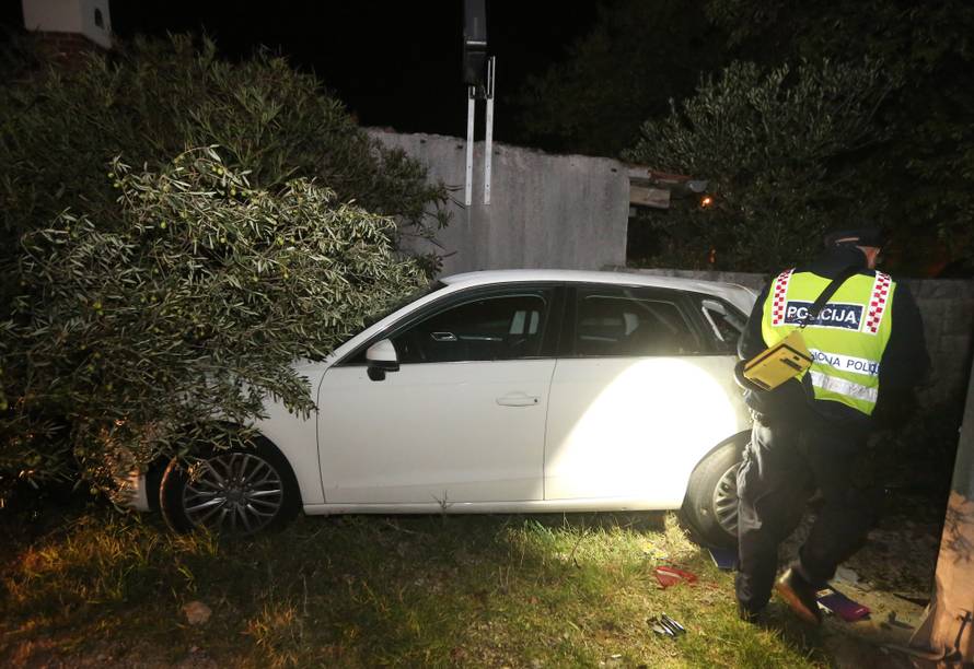 Izletio s ceste, prevrnuo se na krov i pokosio nekoliko maslina