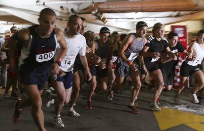 Izraelski atletičari trčali na 54. kat Azrieli Towera