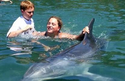 Napaljeni delfin od 200 kila traži curu među ljudima