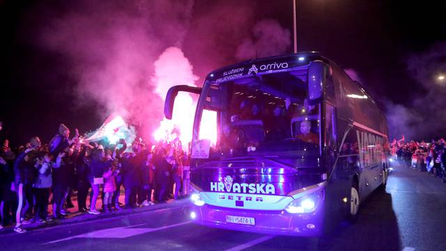 Zagreb: Brončani reprezentativci na putu iz Zračne luke dočekani s brojnim navijačima