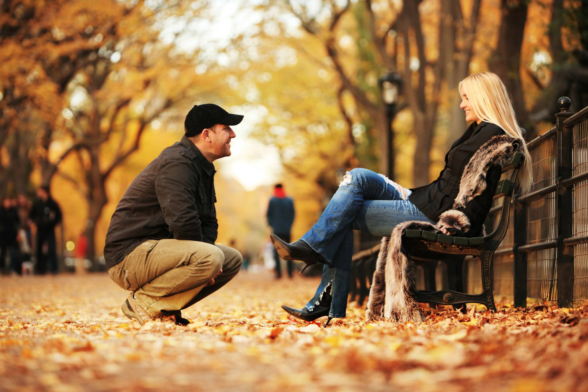 Необычно познакомиться. Мужчина и женщина в парке. Мужчина и женщина осень. Люди на улице осенью. Парень и девушка в парке.