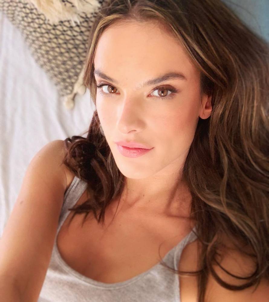 Neprepoznatljiva: Alessandru Ambrosio 'uhvatili' bez šminke