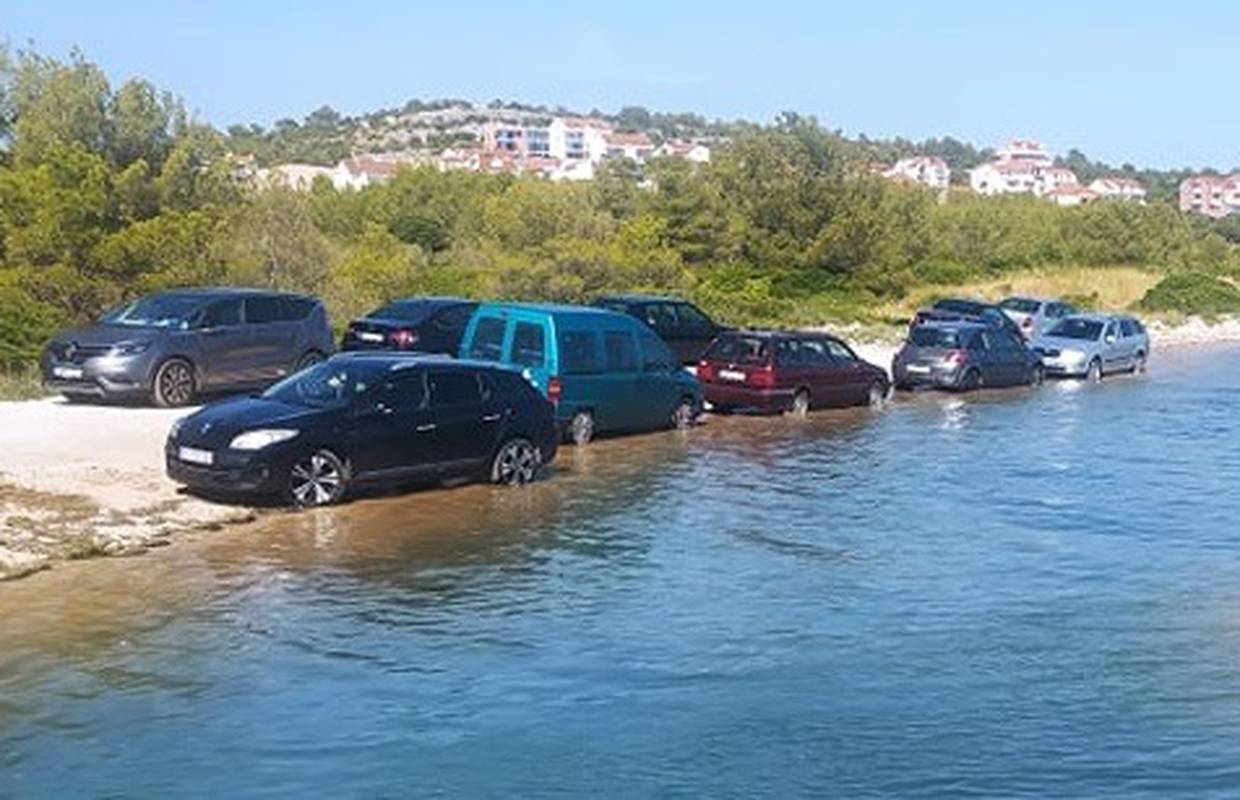 Genijalci u Šibeniku: 'Jesu li ovi parkirali ili peru aute mukte?!'