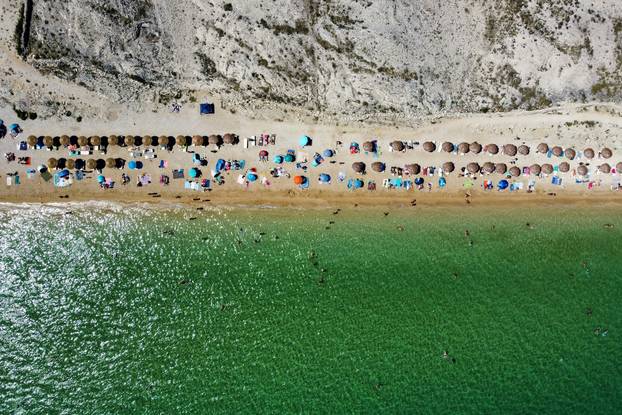 Ime najbolje opisuje ovu plažu na otoku Pagu - zovu je Čista i prava je oaza daleko od civilizacije
