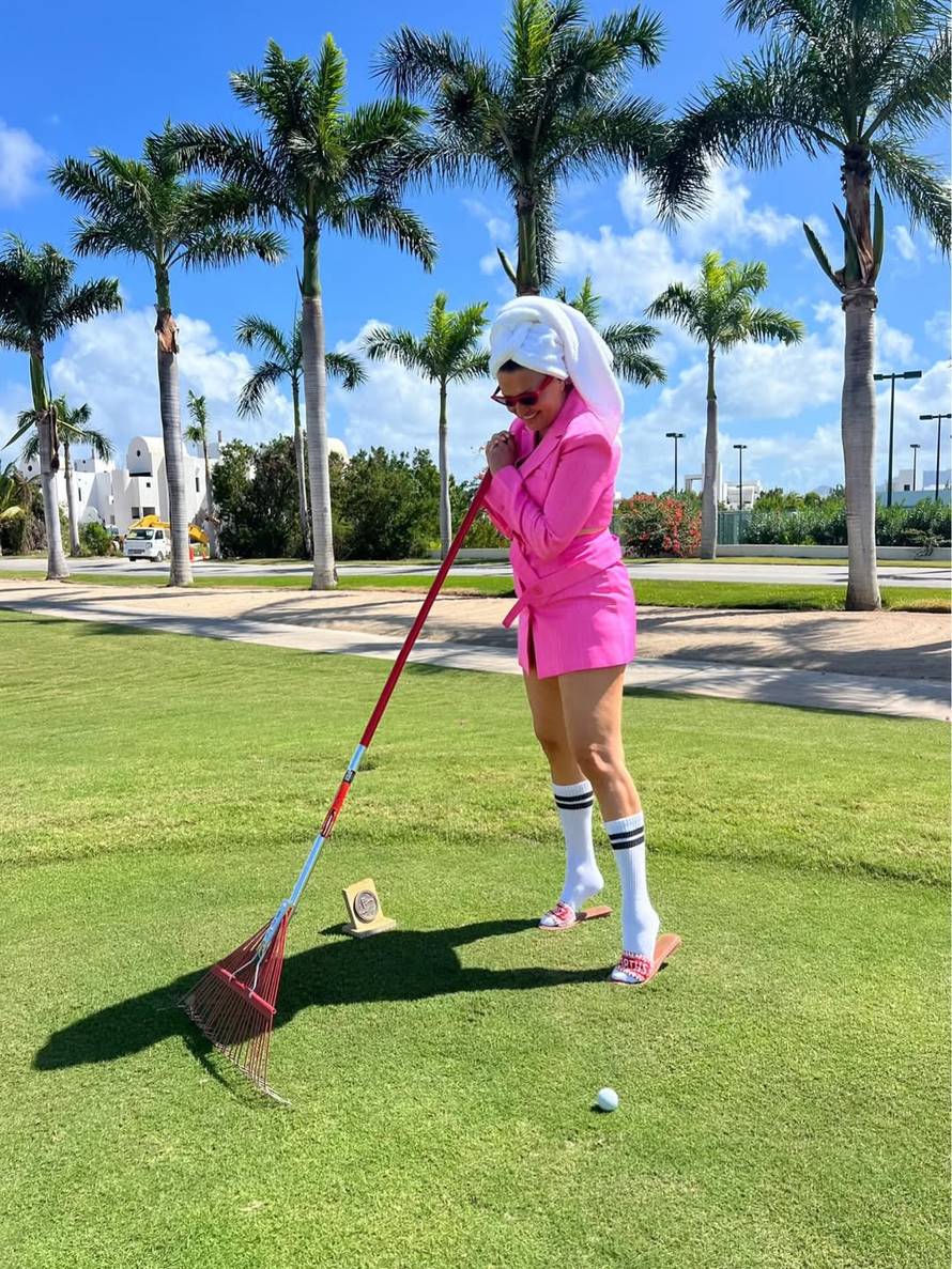 FOTO Svi gledaju u Ninine noge: Ovako igra golf na Karibima