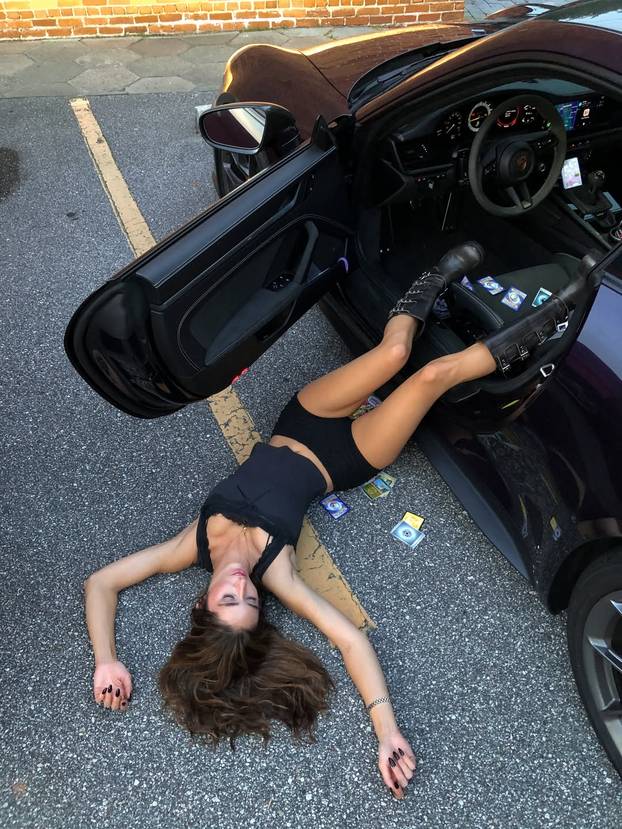 FOTO Ljubiteljica snažnih i brzih automobila osvaja mreže: Bikini spaja s konjskim snagama