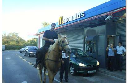 Mladić na konju dojahao u McDonald's drive-in