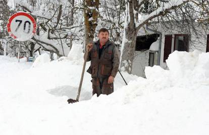 U Zagrebu 17 cm, a u Ogulinu i Delnicama skoro  metar snijega