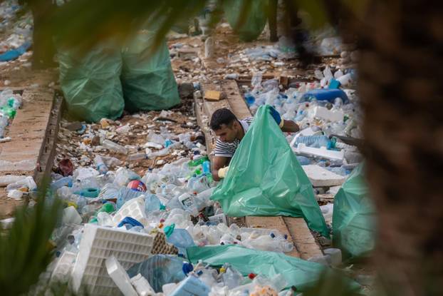 Dubrovnik: Čišćenje gradske plaže Banje od smeća i plastike nanesenih jugom