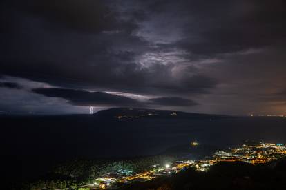 FOTO: Pogledajte kako je sinoć izgledalo nebo iznad Dalmacije