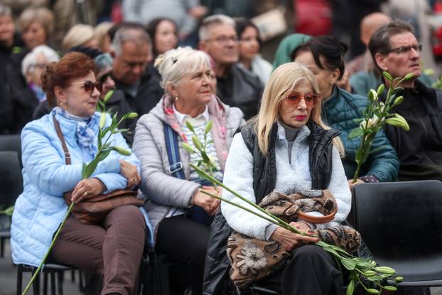 Sarajevo: Komemoracija za Halida Bešlića ispred Narodnog pozorišta
