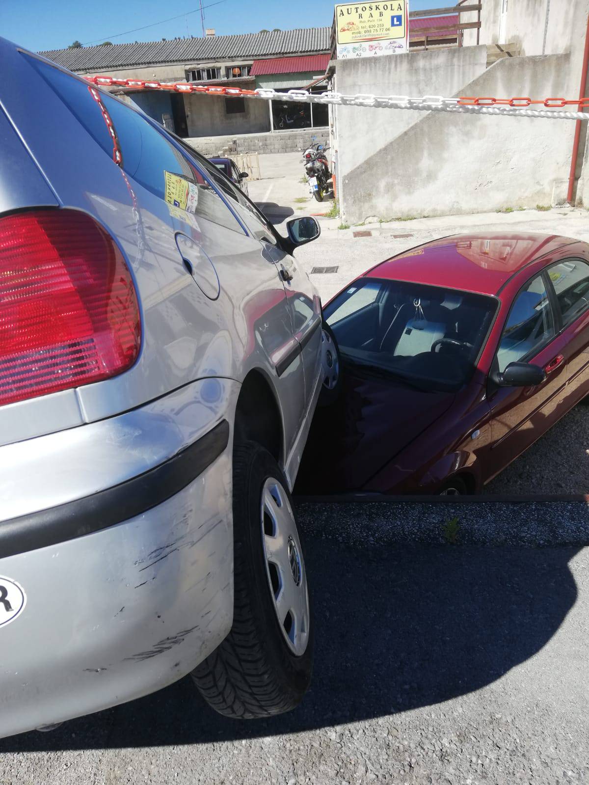 Nesreća na Rabu: Vozač (90) krenuo naprijed umjesto u rikverc i skršio drugi automobil