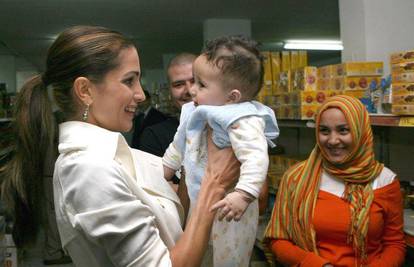 Lijepa jordanska princeza Rania posjetila sirotište