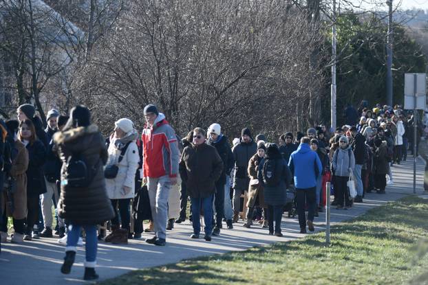Zagrepčani pohrlili na Sljeme, veliki redovi za žičaru 