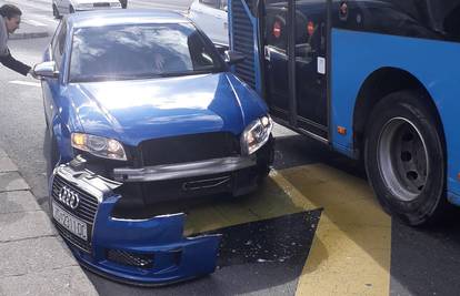 Sudarili se ZET-ov bus i Audi: Prednji dio auta mu je oštećen