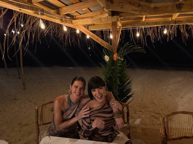 Kendall je za rođendan pozirala potpuno gola, a sestra Kylie je jedva 'ukrotila' grudi u bikiniju