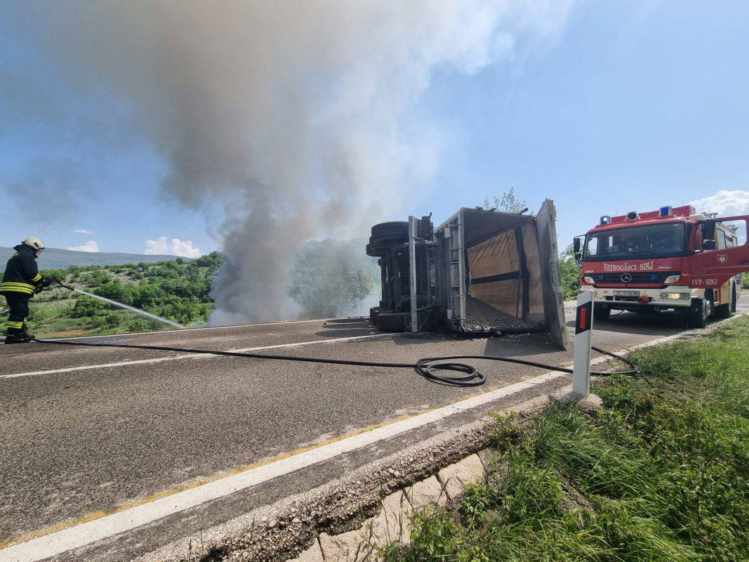 Užas u Potravlju: Kamion se prevrnuo pa zapalio, vozač prevezen u splitsku bolnicu