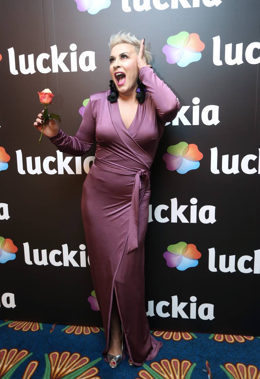 'Indira se ne zna ponašati na sceni, stalno diže noge u zrak'