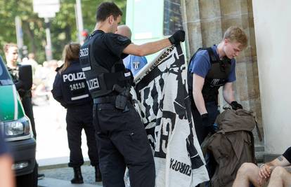 'Osigurajte granice': Desničari zauzeli Brandenburška vrata