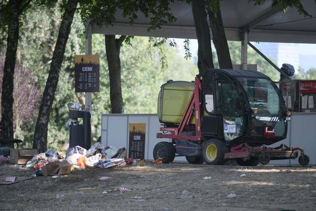 Zagreb: Čišćenje Bundeka jutro nakon Thompsonovog koncerta