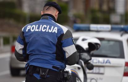 Tinejdžer u Istri vozio je pod zabranom, zakucao se u drvo