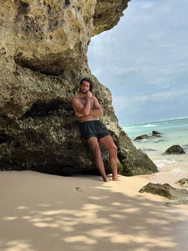 FOTO Prije godinu dana Šime Elez je bio 'Gospodin Savršeni', a danas grli i ljubi Maju Šuput