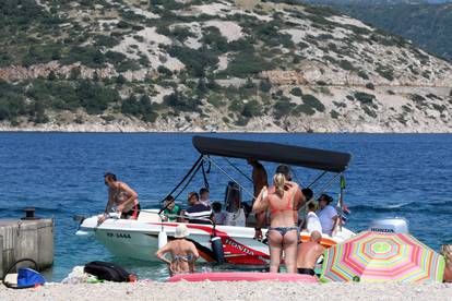 FOTO Spas od paklenog vala mnogi su potražili u rijekama i morima: Plaže krcate turistima