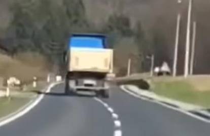 VIDEO Kamionom krivudao po cesti u Zagorju i gotovo lupio dijete koje je vozilo bicikl