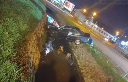 Pijan sletio BMW-om u odvodni kanal u Gajnicama. U bolnici je