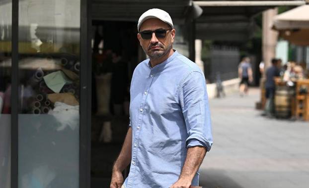 Zagreb: Igor Peternel u šetnji s djetetom