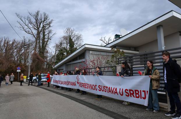 Zagreb: Mirna akcija solidarnosti sa svim žrtvama represivnog sustava u Srbiji ispred srpske ambasade