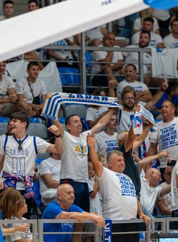 Navija&ccaron;i na utakmici finala SuperSport Premijer lige izme&dstrok;u Zadra i Cibone