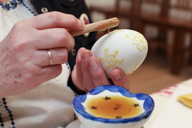 Beli Manastir: Pokazna radionica ukrašavanja pisanica motivima baranjskog šokačkog veza