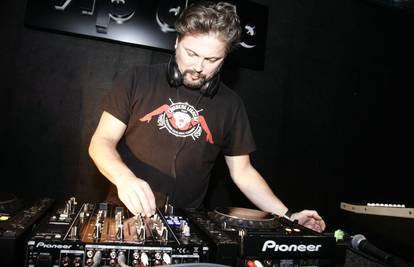 Boris Mirković pokazao da se odlično snalazi u ulozi DJ-ja