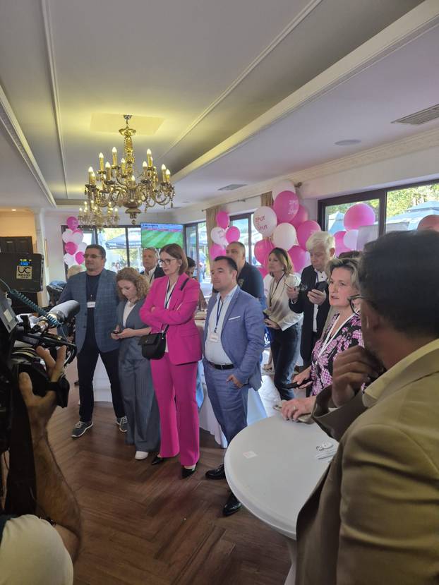 Zaboravite politiku! Pogledajte što su dame nosile u stožerima