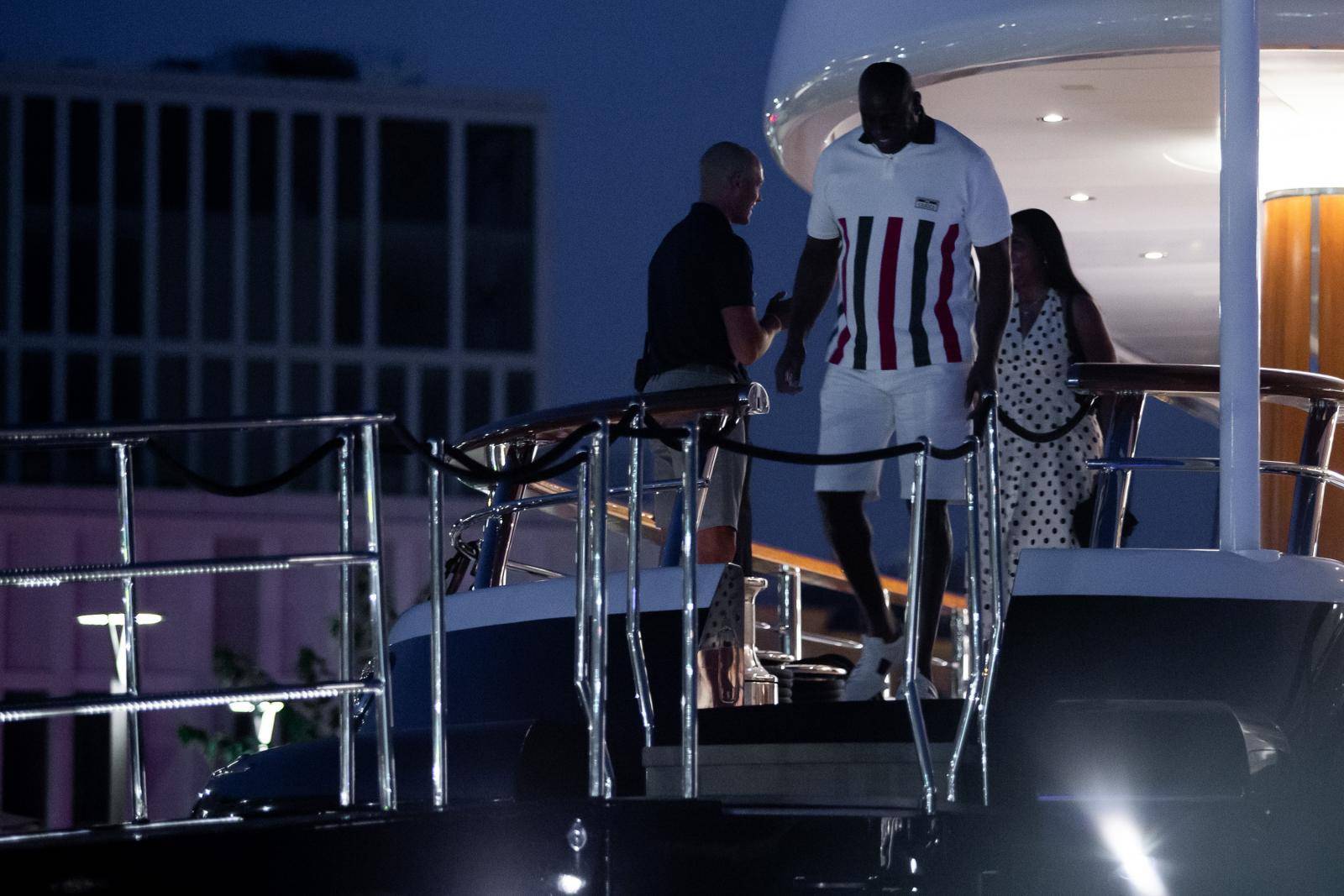 Split: Magic Johnson izasao pred mnogobrojne okupljene fanove s kojima se fotografirao