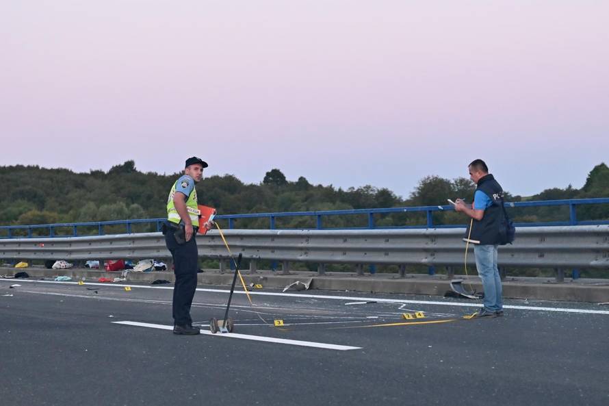 Užas kraj Brinja: Kamion gurao auto 150 metara, dijelovi letjeli  po autocesti, poginulo je dijete