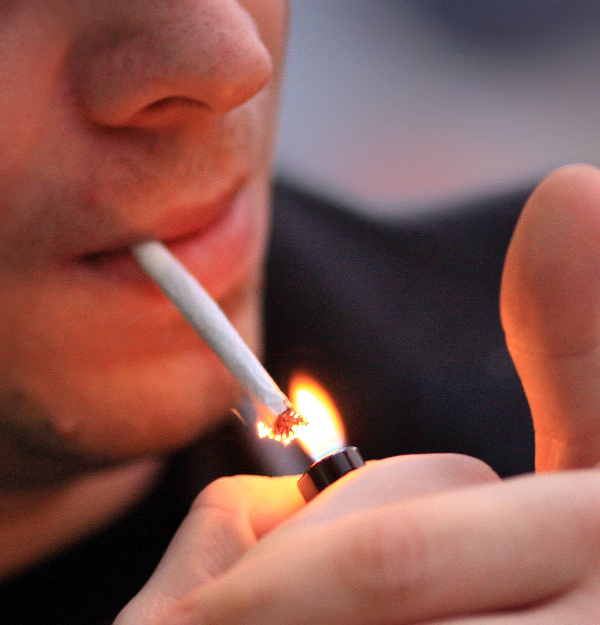 Treba li zabraniti pušenje na naseljenim javnim mjestima?