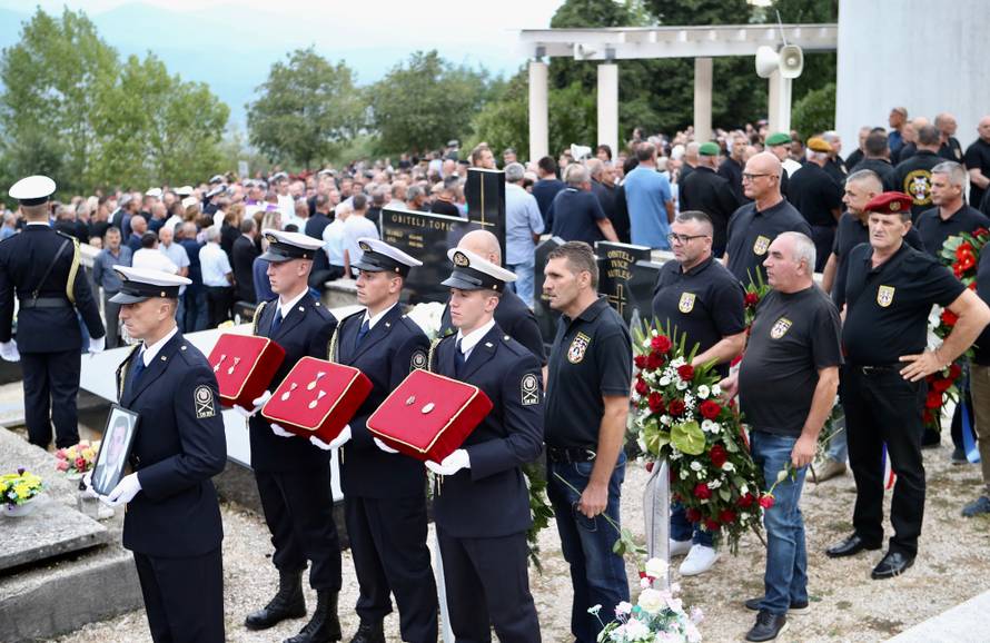 Imotska krajina oprostila se od svoga komodora Ivice Tolića
