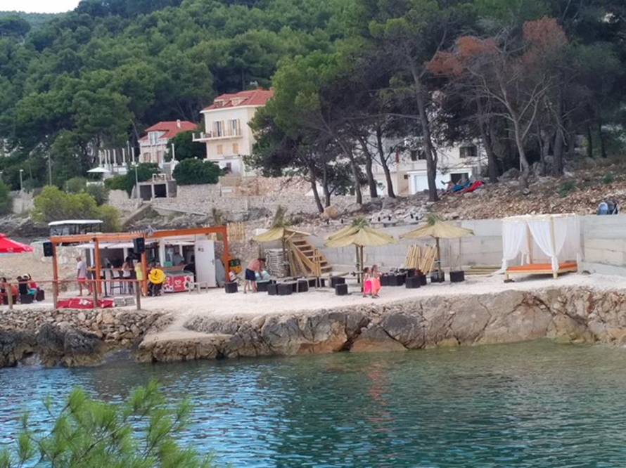 Šef lokalnog HDZ-a podigao je beach bar tamo gdje ne smije