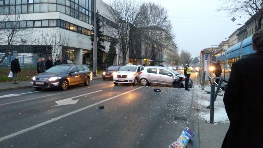 Prelazila cestu na crveno pa ju je udario auto i teško ozlijedio