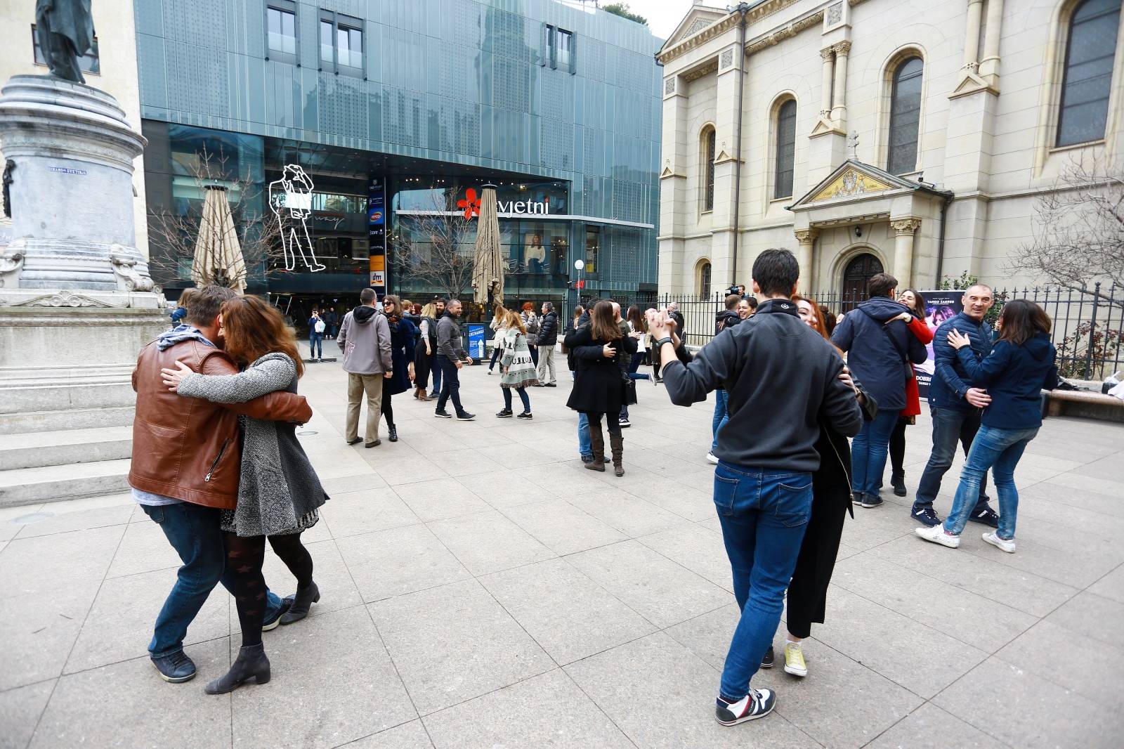 Zagreb: Tango flash mob iznenadio graÄane na Cvjetnom trgu