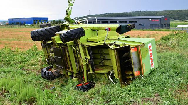 Na pružnom prijelazu u Pleternici vlak naletio na kombajn