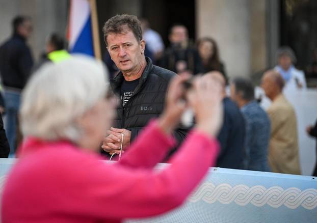 Zagreb: Molitelji na Trgu bana Josipa Jelačića u Zagrebu