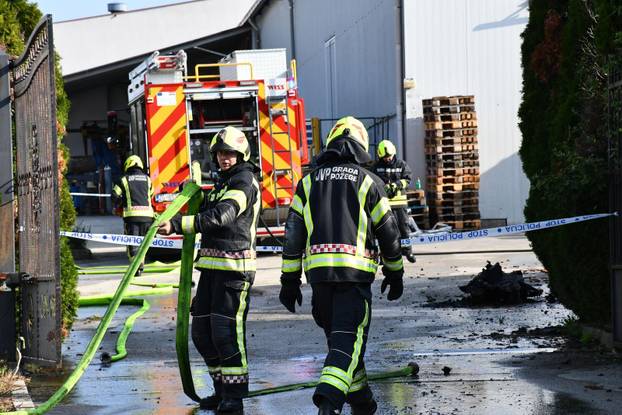 FOTO Izgorjeli skupocjeni auti kraj Požege: Viličarima ih iznosili da spriječe katastrofu