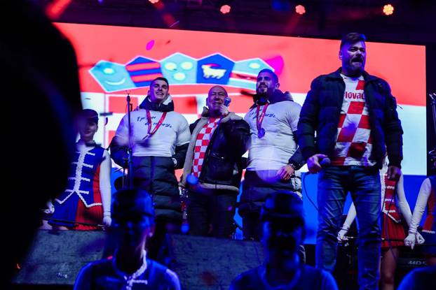 Zadar: Dominik Livaković i Martin Erlića potpisali lopte te ih ispucali u okupljene navijače