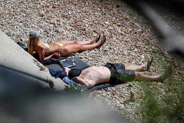 Zadar: Lijepo vrijeme popunilo gradsku plažu Kolovare