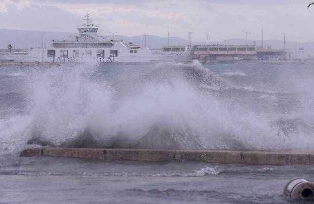 Olujno jugo u Splitu, more se izlilo na obalu